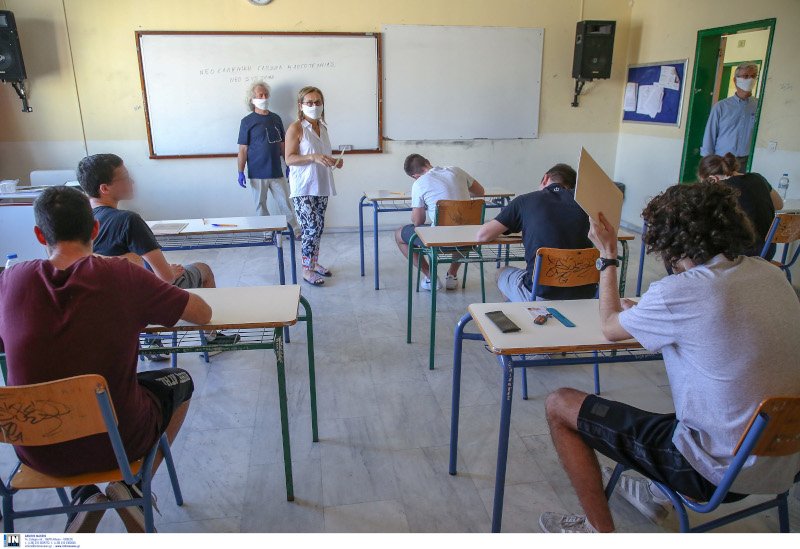 Πανελλήνιες 2020 αίθουσα θρανία σε αποστάσεις μαθητές καθηγήτρια με μάσκα