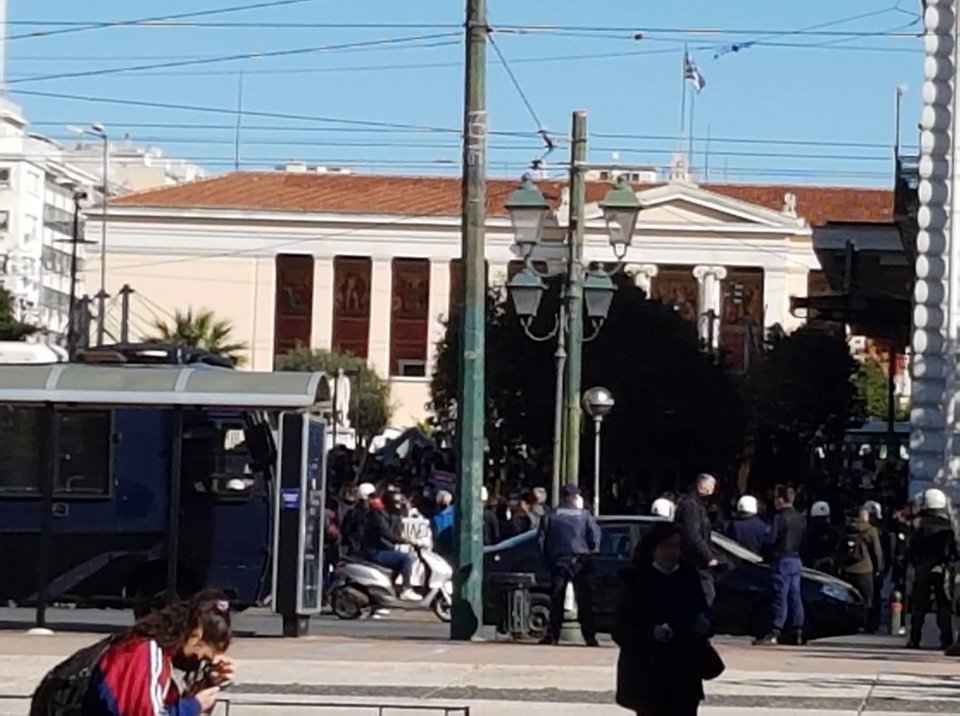 Αρκετός κόσμος στα Προπύλαια