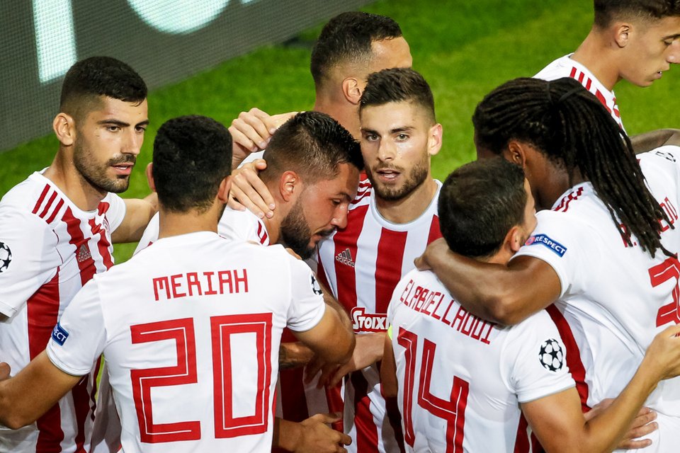 Ο Γκερέρο χάνεται στις αγκαλιές των συμπαικτών του μετά το γκολ που σημείωσε -Φωτογραφία: Eurokinissi