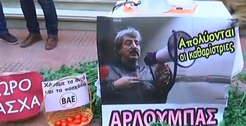 Σε ένα πανό απεικονίζεται ο Παύλος Πολάκης με την ντουντούκα και από κάτω γράφει: «Αρλούμπας»