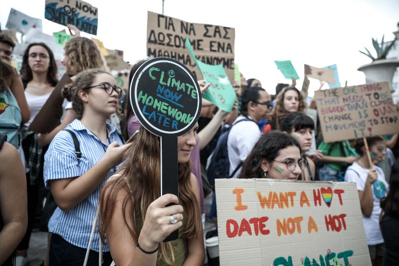 Πανό με χιούμορ στην διαδήλωση των μαθητών