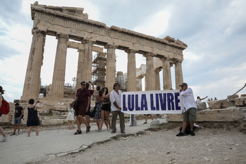 Πανό για τον Λούλα στην Ακρόπολη