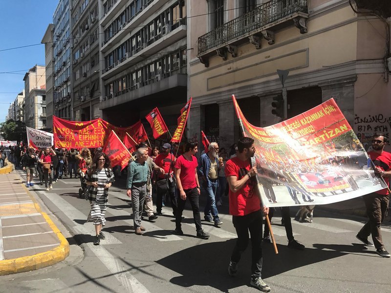 Πορεία με κόκκινα πανό και σημαίες