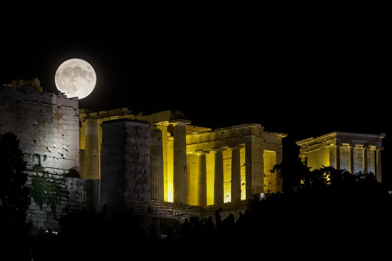 Η αυγουστιάτικη πανσέληνος πάνω από την Ακρόπολη