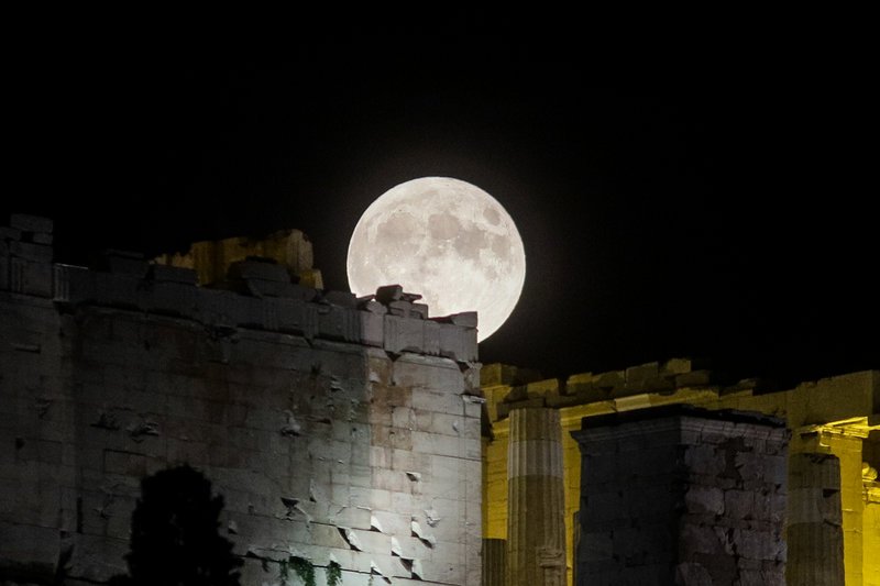 Η αυγουστιάτικη πανσέληνος πάνω από την Ακρόπολη