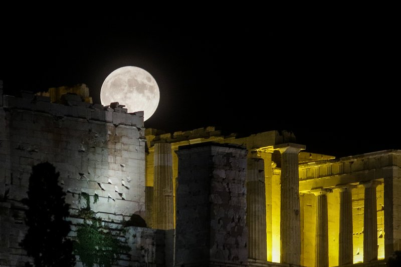 Η αυγουστιάτικη πανσέληνος πάνω από την Ακρόπολη -