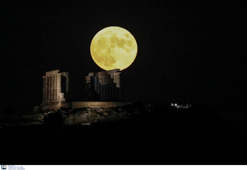 Αυγουστιάτικη πανσέληνος,