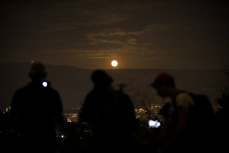 Η αυγουστιάτικη πανσέληνος ανατέλλει πάνω από την Αττική