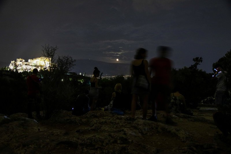 Δεκάδες επισκέπτες στο λόφο του Φιλοπάππου μαγεμένοι από την ανατολή της αυγουστιάτικης πανσελήνου