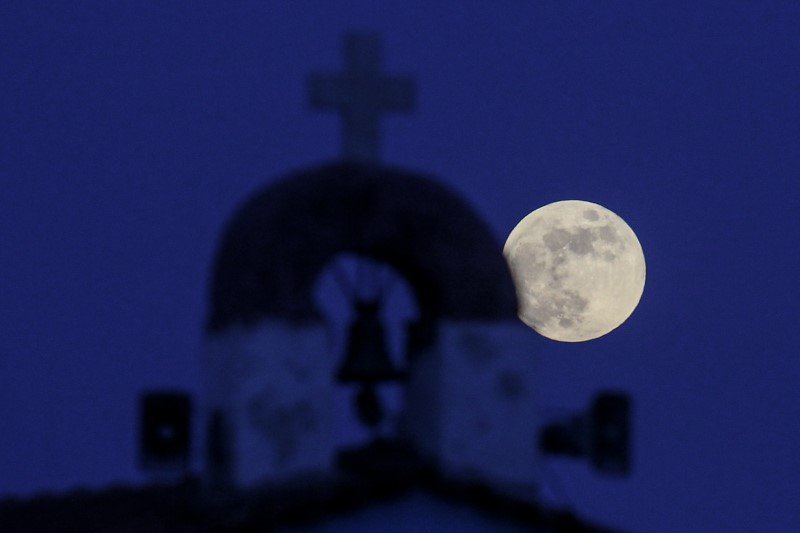 Η πανσέληνος της φράουλας στην Αρτέμιδα -Φωτογραφία: EUROKINISSI / ΘΑΝΑΣΗΣ ΔΗΜΟΠΟΥΛΟΣ