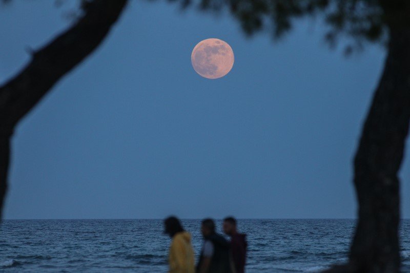 Η πανσέληνος της φράουλας στην Αρτέμιδα -Φωτογραφία: EUROKINISSI / ΘΑΝΑΣΗΣ ΔΗΜΟΠΟΥΛΟΣ