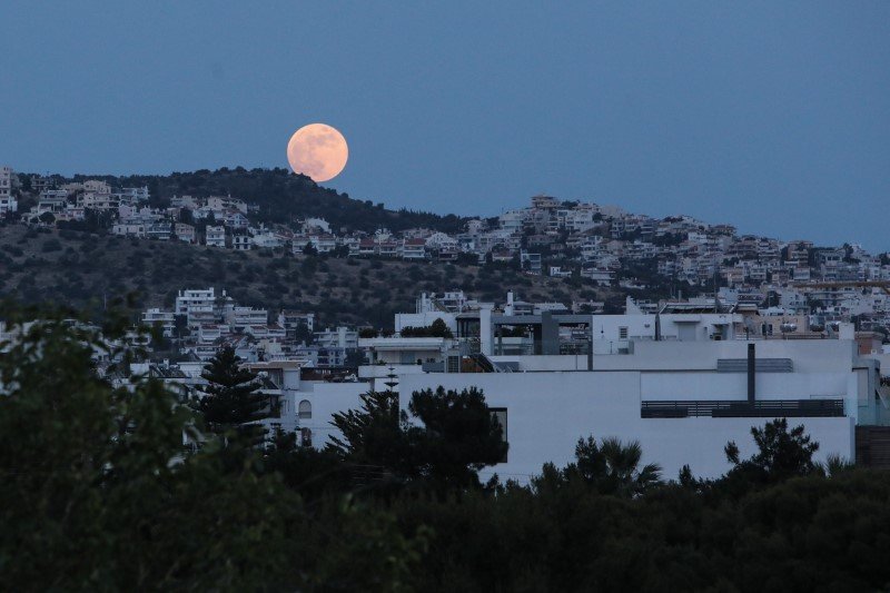 Η πανσέληνος της φράουλας στη Γλυφάδα -Φωτογραφία: George Vitsaras / SOOC