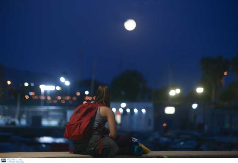Η πανσέληνος της φράουλας στον Πειραιά -Φωτογραφία: Intimenews/ΣΤΕΦΑΝΟΥ ΣΤΕΛΙΟΣ