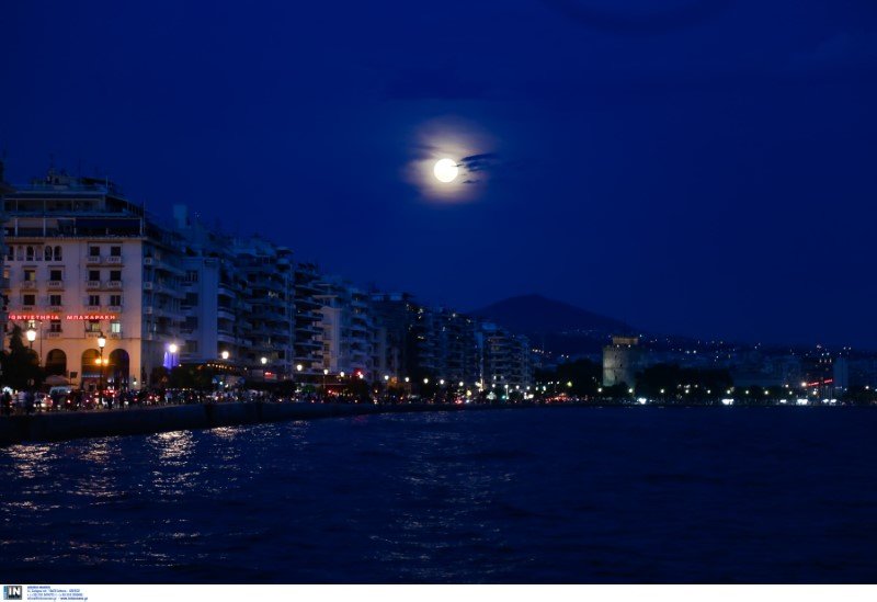 Η πανσέληνος της φράουλας στην παραλία Θεσσαλονίκης -Φωτογραφία: Intimenews/ΜΩΥΣΙΑΔΗΣ ΓΙΑΝΝΗΣ