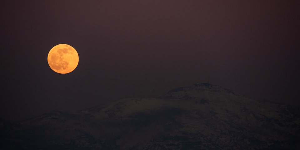 Εντυπωσιακές εικόνες από την Πανσέληνο των Λύκων -Η πρώτη για το 2020, θα συνδυαστεί με έκλειψη παρασκιάς