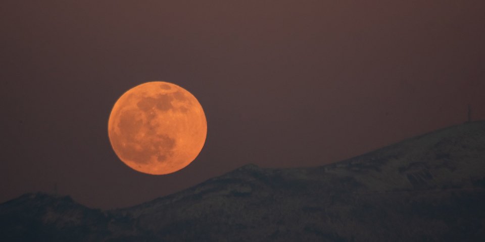 Εντυπωσιακές εικόνες από την Πανσέληνο των Λύκων -Η πρώτη για το 2020, θα συνδυαστεί με έκλειψη παρασκιάς