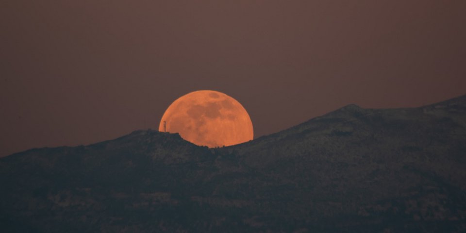 Εντυπωσιακές εικόνες από την Πανσέληνο των Λύκων -Η πρώτη για το 2020, θα συνδυαστεί με έκλειψη παρασκιάς