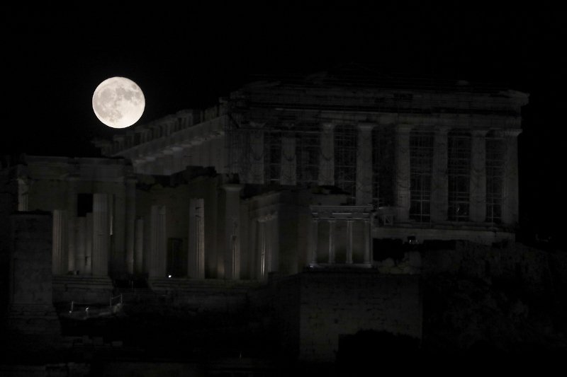 Το φεγγάρι χαρίζει φως στην Ακρόπολη