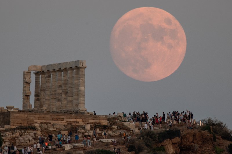 Σούνιο με αυγουστιάτικη πανσέληνο