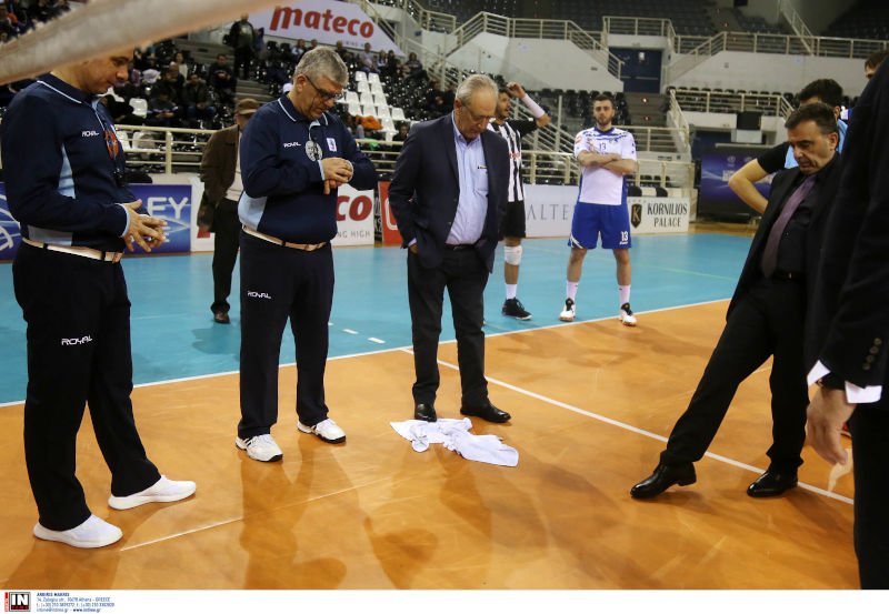 Διακόπηκε ο αγώνας καθώς έσταζε η οροφή/ Φωτογραφία: INTIME News