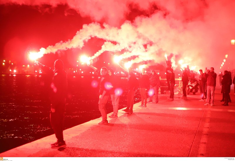 Φίλαθλοι του ΠΑΟΚ πανηγυρίζουν την κατάκτηση του κυπέλου βόλεϊ