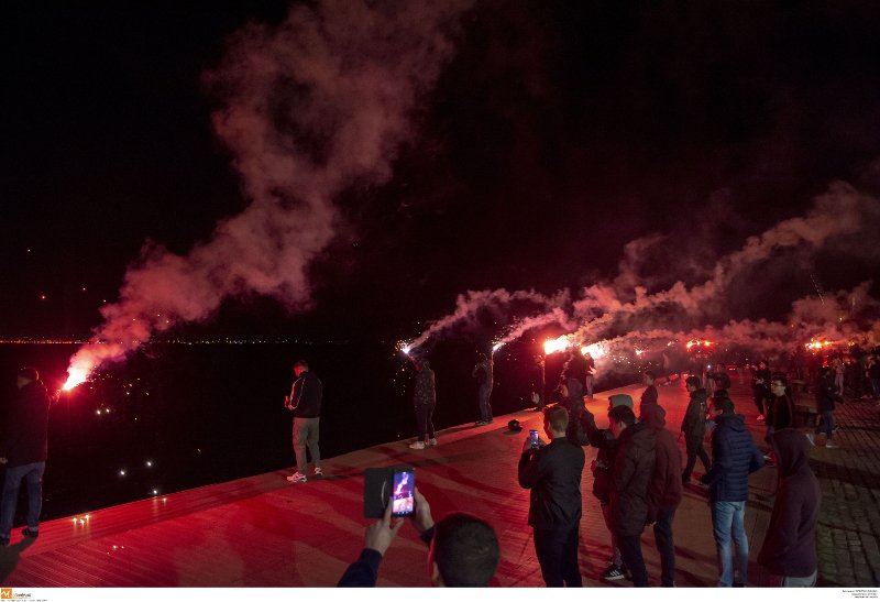 Φίλαθλοι του ΠΑΟΚ πανηγυρίζουν την κατάκτηση του κυπέλου βόλεϊ με pyroshow