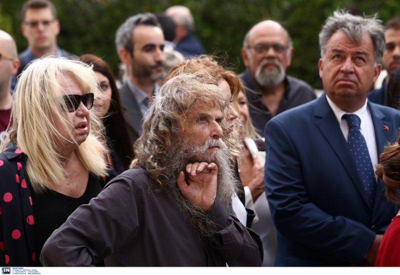 Η Πάολα περιμένει να μπεί στην Βουλή με τον Ψαραντώνη δίπλα της