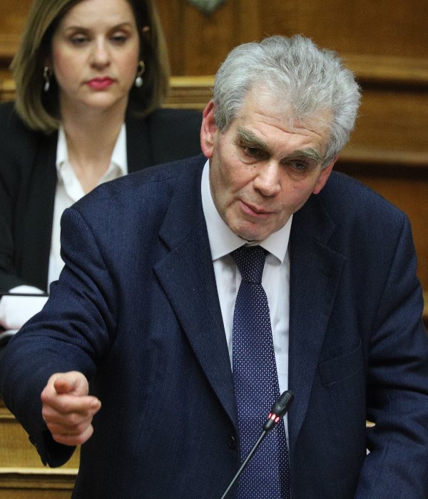 Ο Δημήτρης Παπαγγελόπουλος και πίσω του η Αναστασία Ξεπαπαδέα -Φωτογραφία: Eurokinissi/ΓΙΩΡΓΟΣ ΚΟΝΤΑΡΙΝΗΣ