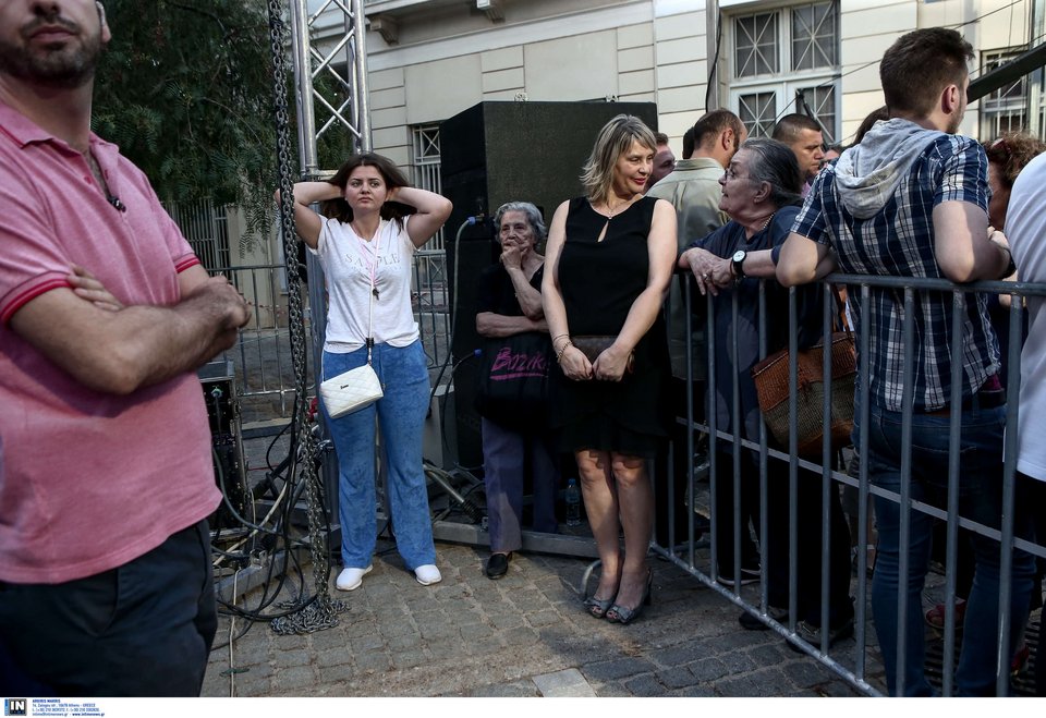 Συμβολικό; Η Κατερίνα Παπακώστα σε μια γωνία της πλατείας Ασωμάτων, στο Θησείο, ακούει την ομιλία του Αλέξη Τσίπρα