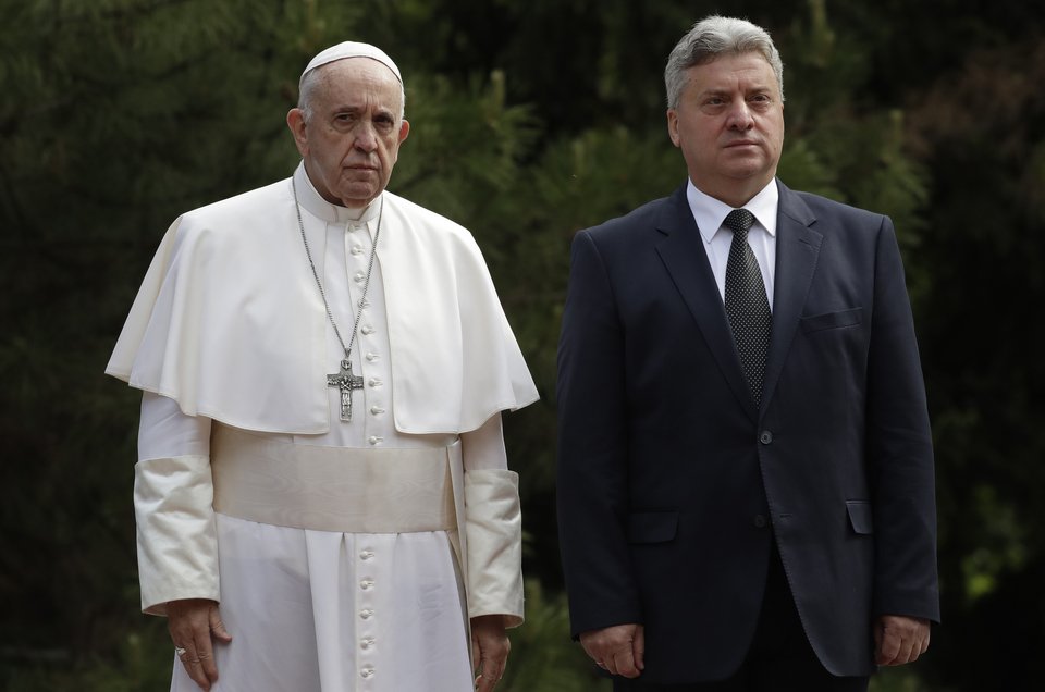 Ο Πάπας με τον Γκιόρκγκι Ιβάνοφ / Φωτογραφία: AP/Thanassis Stavrakis