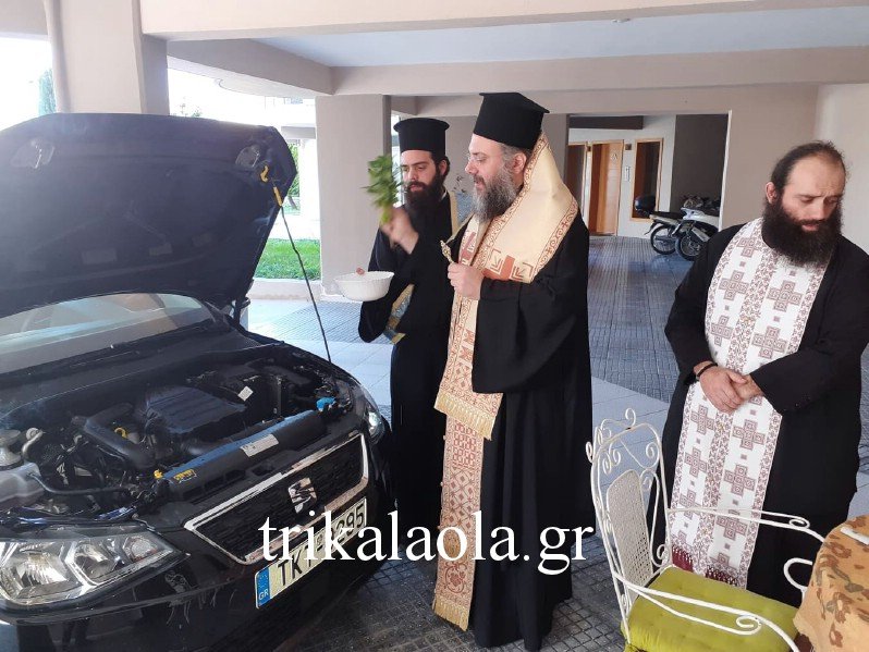 Ο Μητροπολίτης Τρίκκης και Σταγών κ. Χρυσόστομος κάνει Αγιασμό στο αυτοκίνητο του Αρχιμανδρίτη