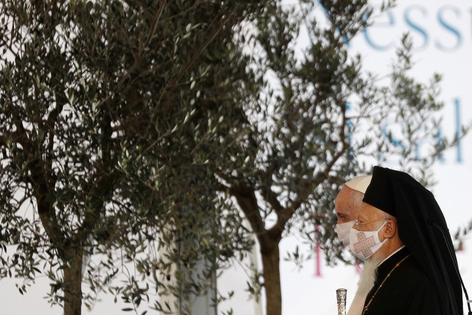 Πάπας Φραγκίσκος και Βαρθολομαίος περπατούν φορώντας μάσκα