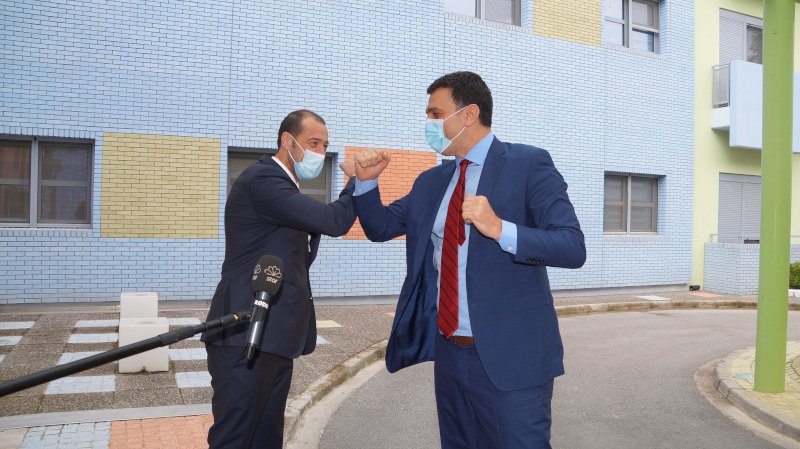Ο Μανώλης Παπασάββας υποδέχεται τον Βασίλη Κικίλια