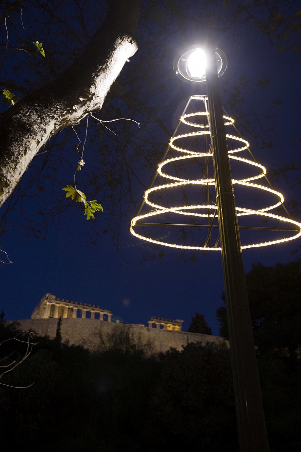 Χριστουγεννιάτικο κλίμα με φόντο την Ακρόπολη
