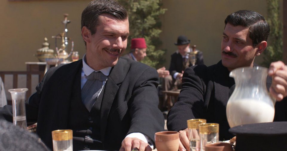 Ο Ιωάννης Παπαζήσης και ο Αργύρης Πανταζάρας σε σκηνή από τη σειρά «Το Κόκκινο Ποτάμι»