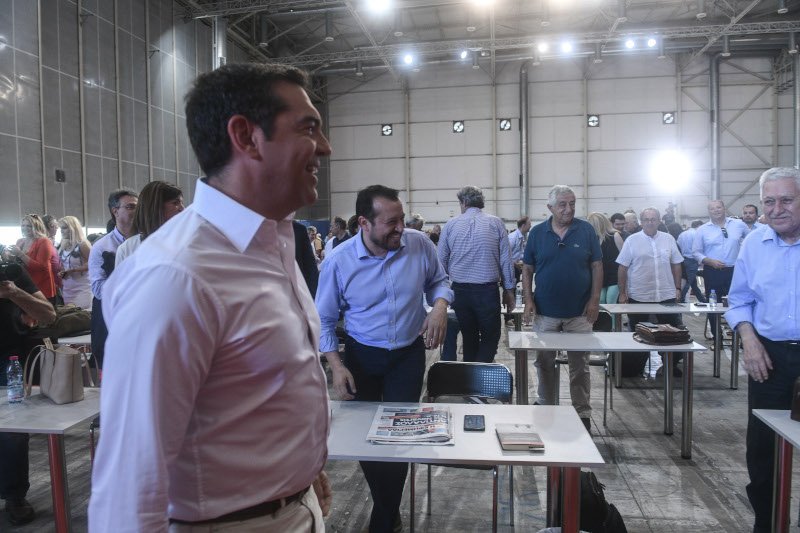Ο Αλέξης Τσίπρας και στο βάθος ο Νίκος Παππάς