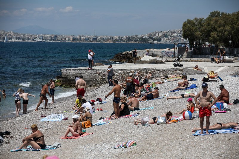 Πολλοί προτίμησαν να κατευθυνθούν στις παραλίες αντί στα εκλογικά τμήματα