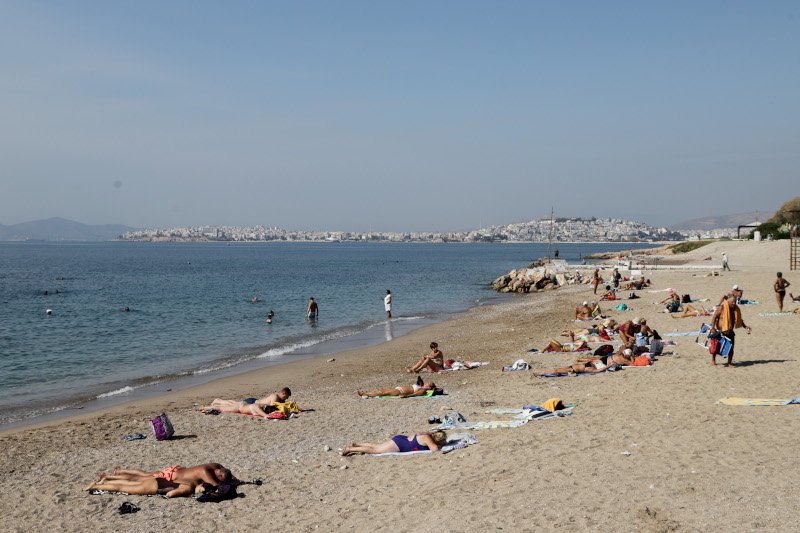 Στις παραλίες οι Αθηναίοι μετά την παρέλαση