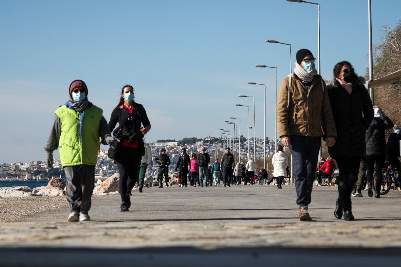 Γέμισε από κόσμο η παραλία του Φλοίσβου