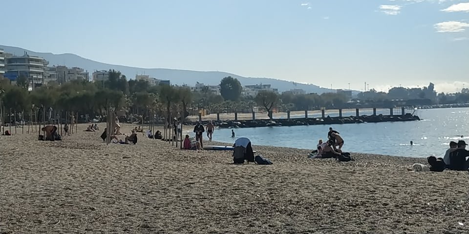 Αρκετός κόσμος φόρεσε το μαγιό του και βούτηξε στην παραλιακή