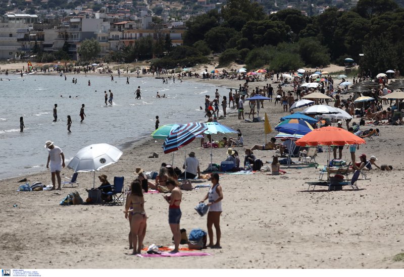 Λουόμενοι σε παραλία στην Αρτέμιδα