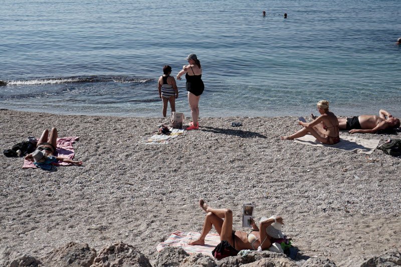 Με πετσέτες στην άμμο και βιβλία στα χέρια για ένα διαφορετικό Σαββατοκύριακο του Οκτώβρη