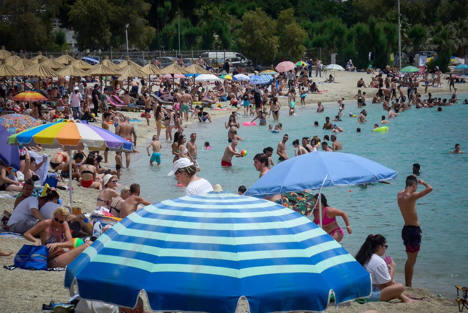 Ασφυκτικά γεμάτη η ανοιχτή πλαζ στην παραλία του Αλίμου