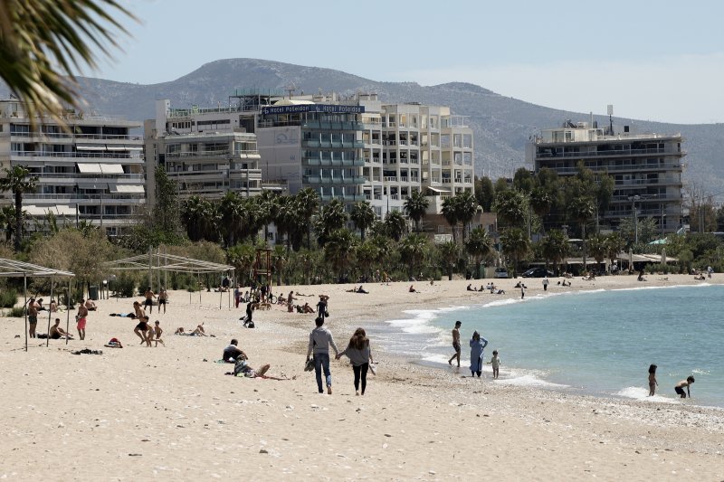 Για μπάνιο και περπάτημα οι Αθηναίοι στην παραλία του Φλοίσβου