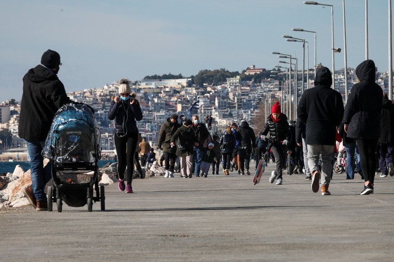 Γέμισε από κόσμο η παραλία του Φλοίσβου