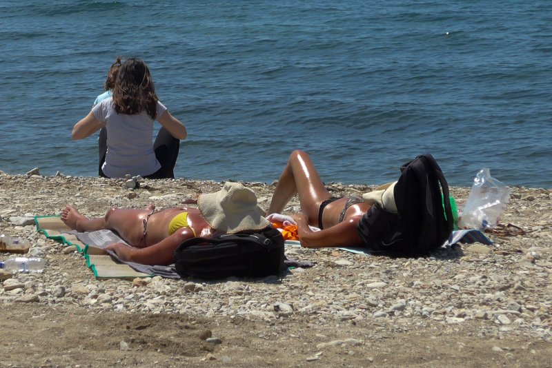 Ηλιοθεραπεία στον Αλιμο. Φωτογραφία: Eurokinissi