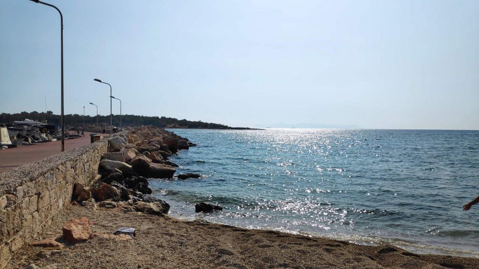 Η παραλία της Γλυφάδας στις 19 του Σεπτέμβρη δέχεται ακόμη λουόμενους