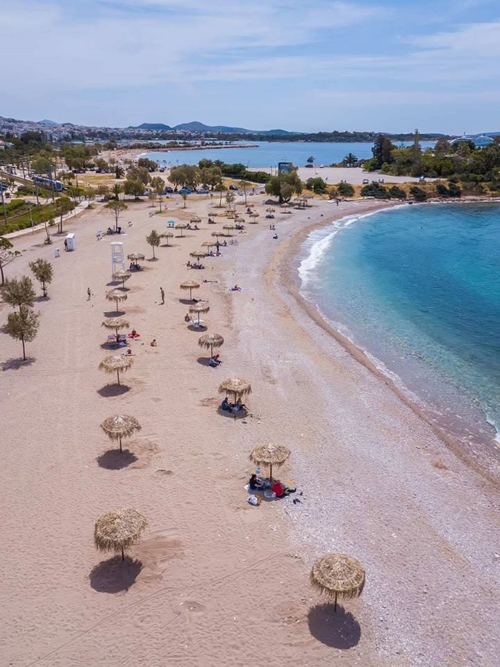 Με αυστηρούς κανόνες ασφάλειας και υγιεινής η νέα παραλία Γλυφάδας