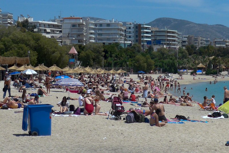 Και στον Αλιμο η παραλία είχε αρκετό κόσμο / Φωτογραφία: Eurokinissi