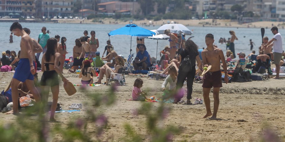 Κάποιοι προτίμησαν να εξασκηθούν στις ρακέτες / Φωτογραφία: Eurokinissi